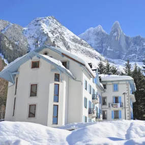 neige au village club chamonix en hiver